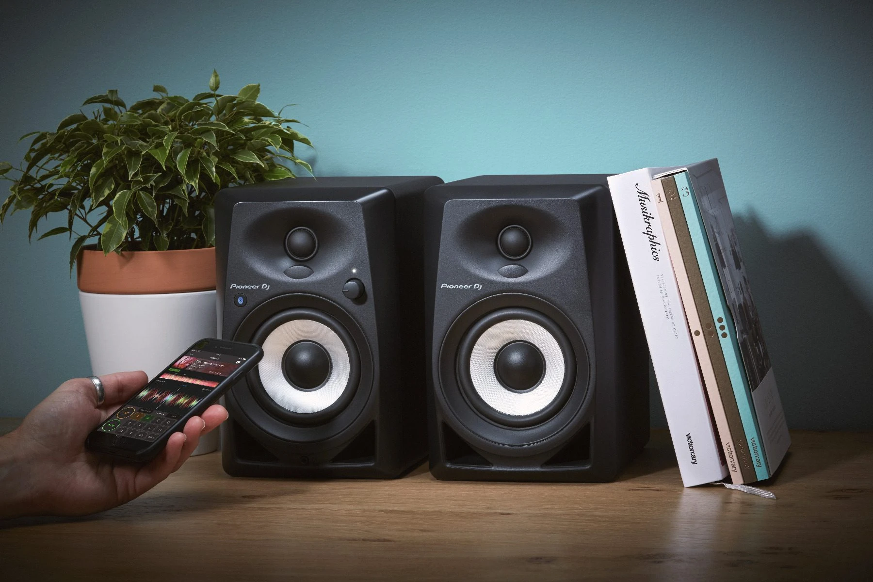 Pioneer DJ DM-40 D BT Desktop Monitors w/Bluetooth - Image 2