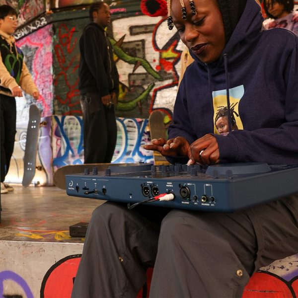 AlphaTheta OMNIS-DUO Indigo - All in One Portable DJ System - Image 3